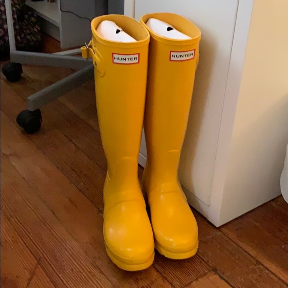 Yellow Hunter rain boot size 6